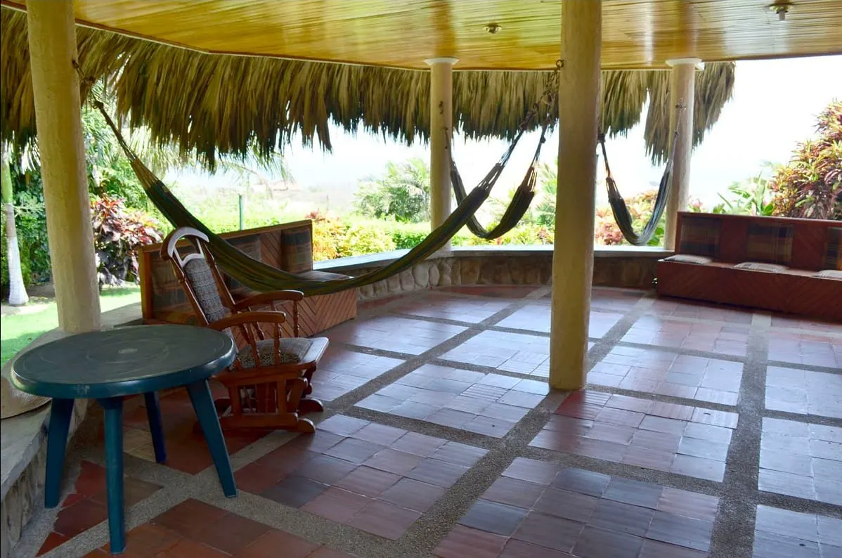 Hamacas en el kiosco con vista al jardín