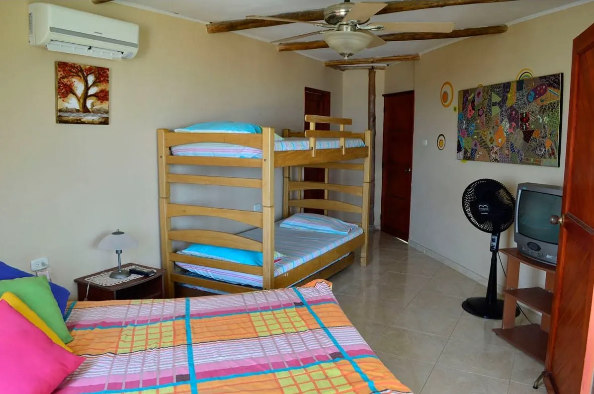 Habitación con cama doble, camarote, aire acondicionado y ventilador de techo