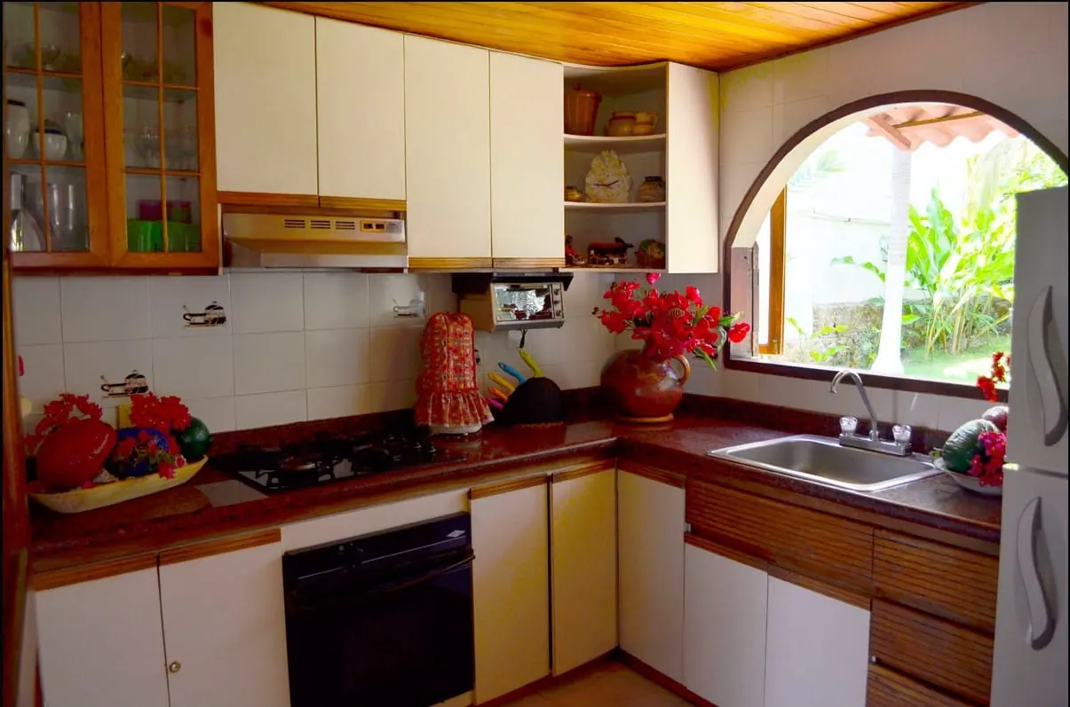 Cocina integral con mesón de granito y ventana en arco